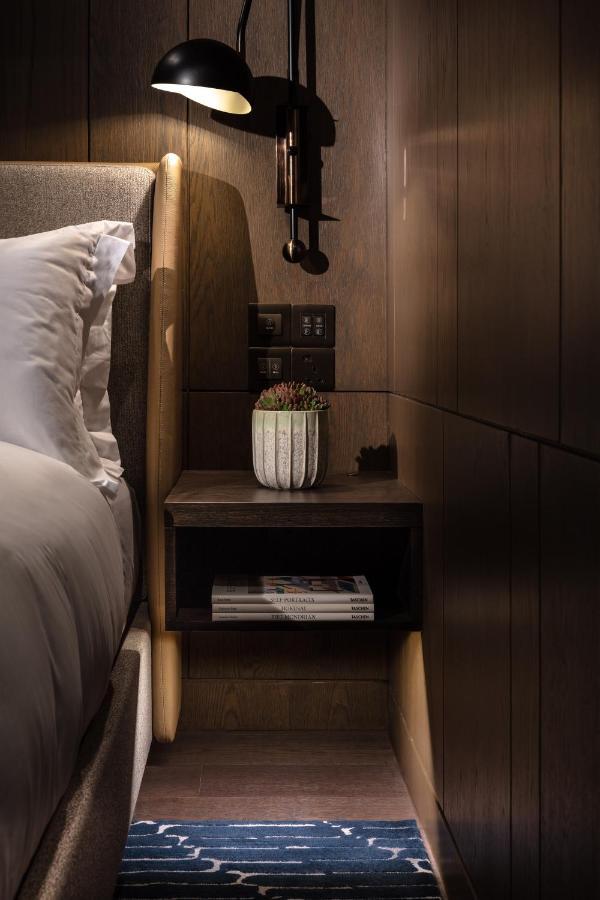 The Hari Hong Kong Hotel Exterior photo A bedside table